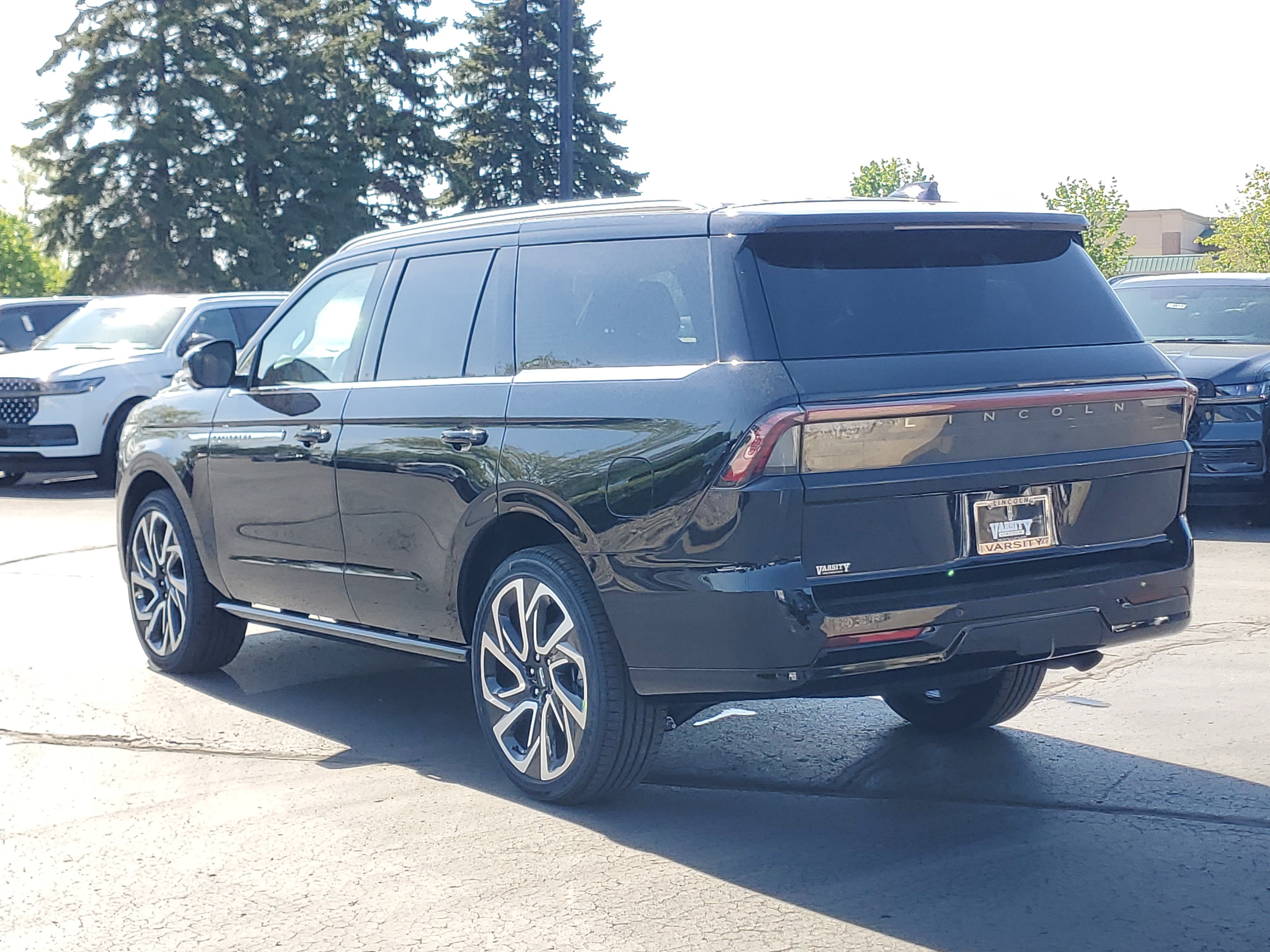 New 2026 Lincoln Navigator Reserve AWD/4WD image 3