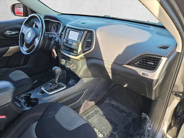 Used 2018 Jeep Cherokee Latitude w/ Altitude Package FWD image 20