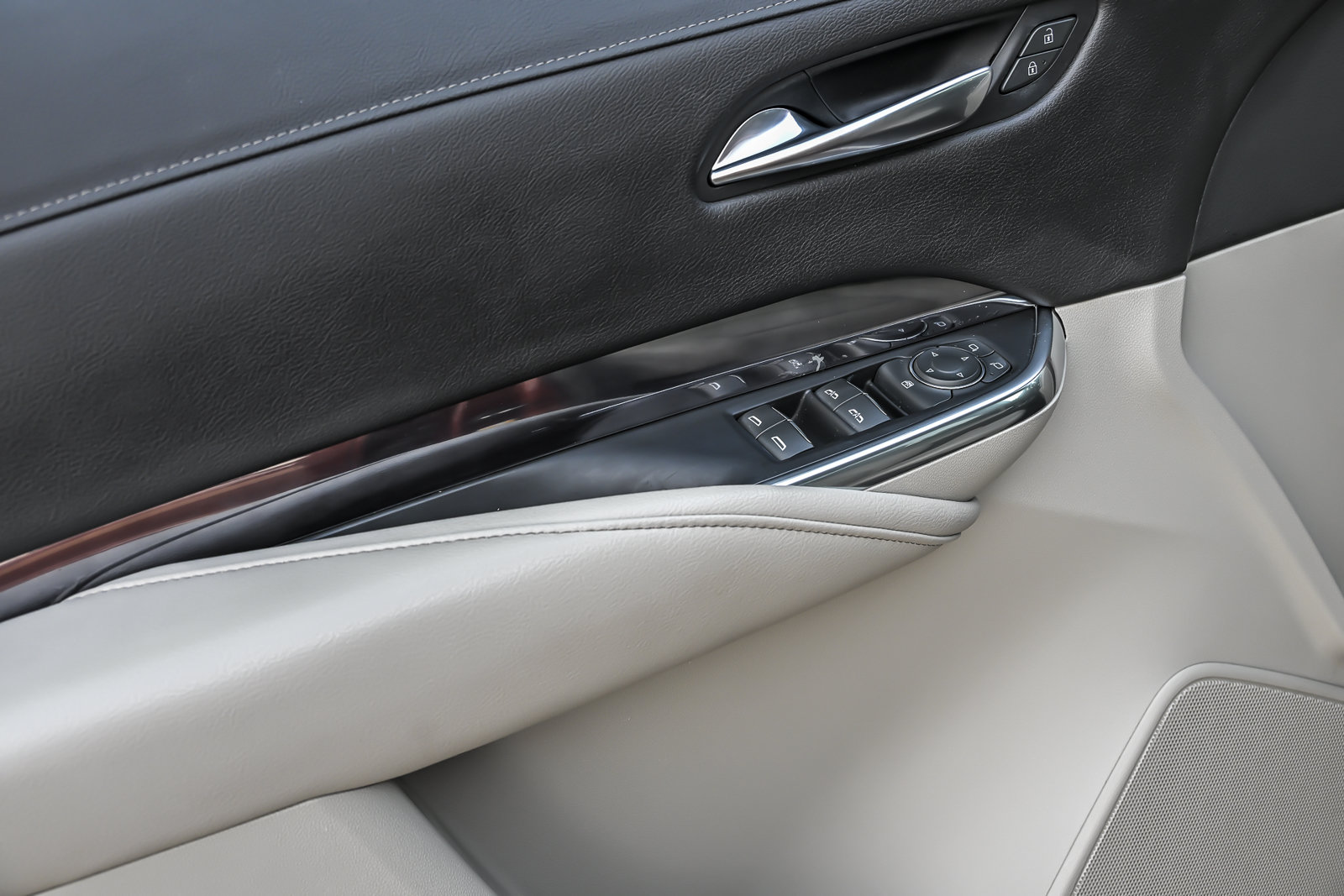 Used 2019 Cadillac XT4 Luxury w/ Cold Weather Package FWD image 16