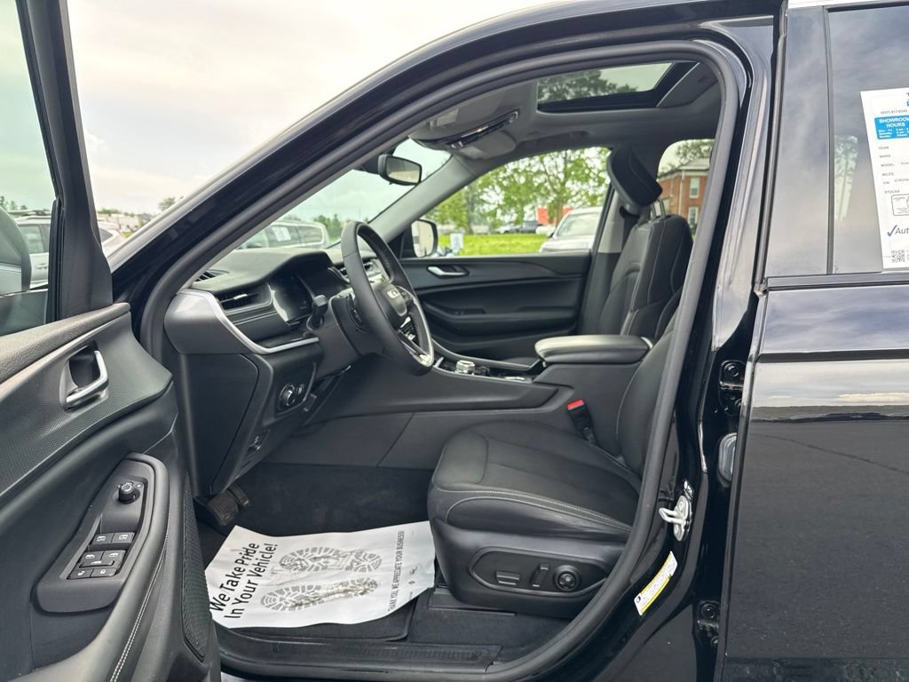 Used 2023 Jeep Grand Cherokee Laredo w/ Luxury Tech Group I AWD/4WD image 34