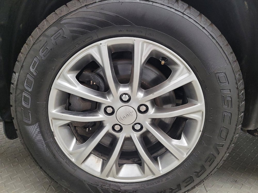 Used 2019 Jeep Cherokee Latitude Plus w/ Comfort/Convenience Group AWD/4WD image 31