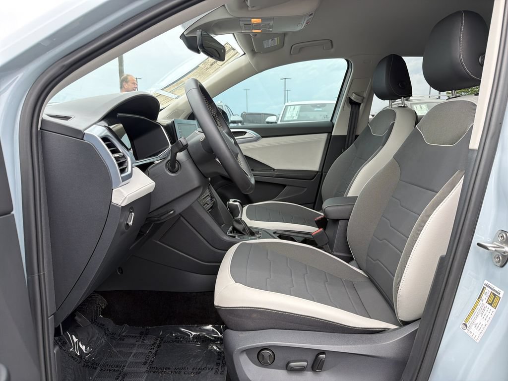 Used 2025 Volkswagen Taos SE FWD image 11