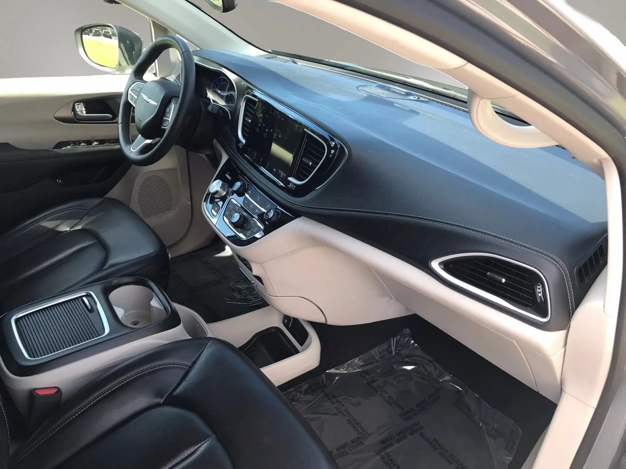Used 2023 Chrysler Pacifica Touring-L FWD image 47