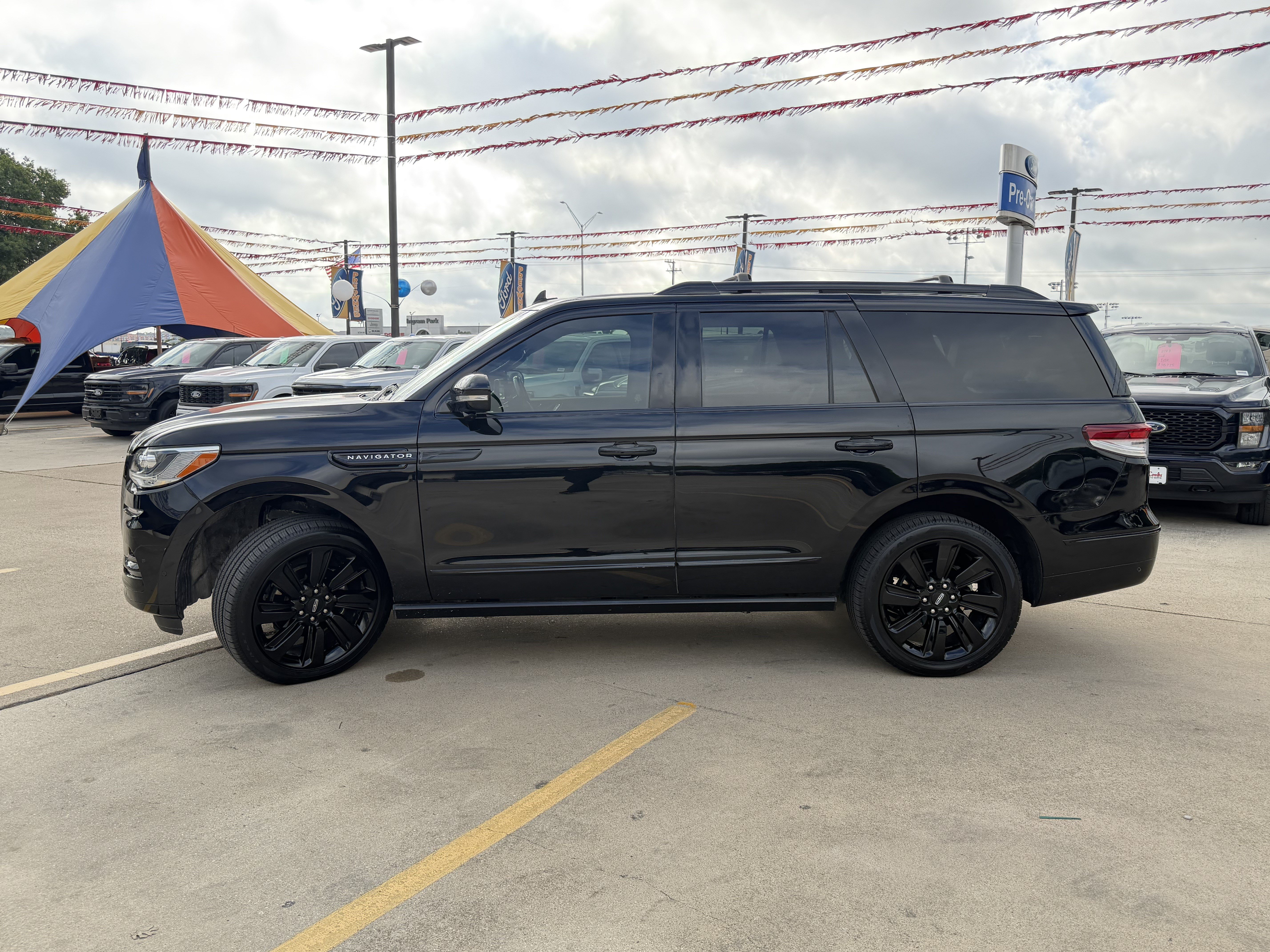Used 2023 Lincoln Navigator Reserve AWD/4WD image 9