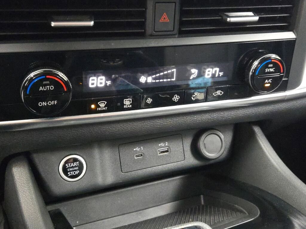 Used 2023 Nissan Rogue SV image 30