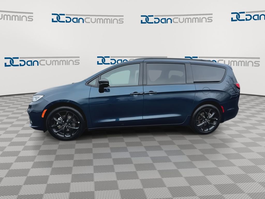 Used 2025 Chrysler Pacifica Limited image 5