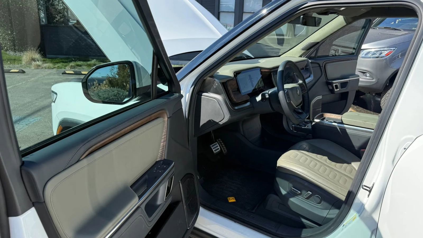 Used 2023 Rivian R1S Launch Edition AWD/4WD image 9