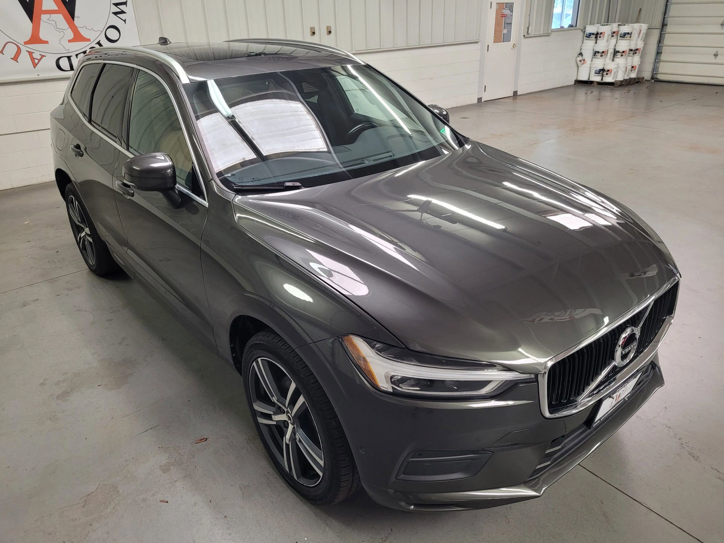 Used 2018 Volvo XC60 T5 Momentum w/ Vision Package image 11