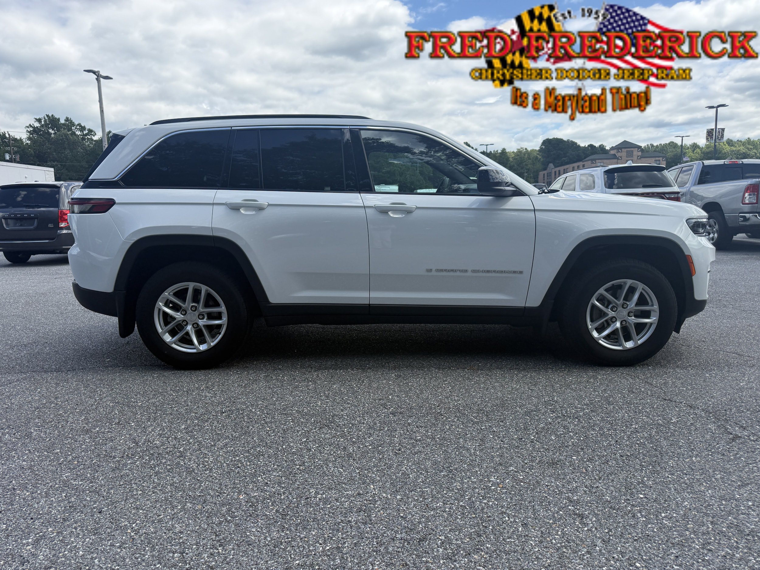Used 2025 Jeep Grand Cherokee Laredo X w/ Trailer Tow Package AWD/4WD image 9