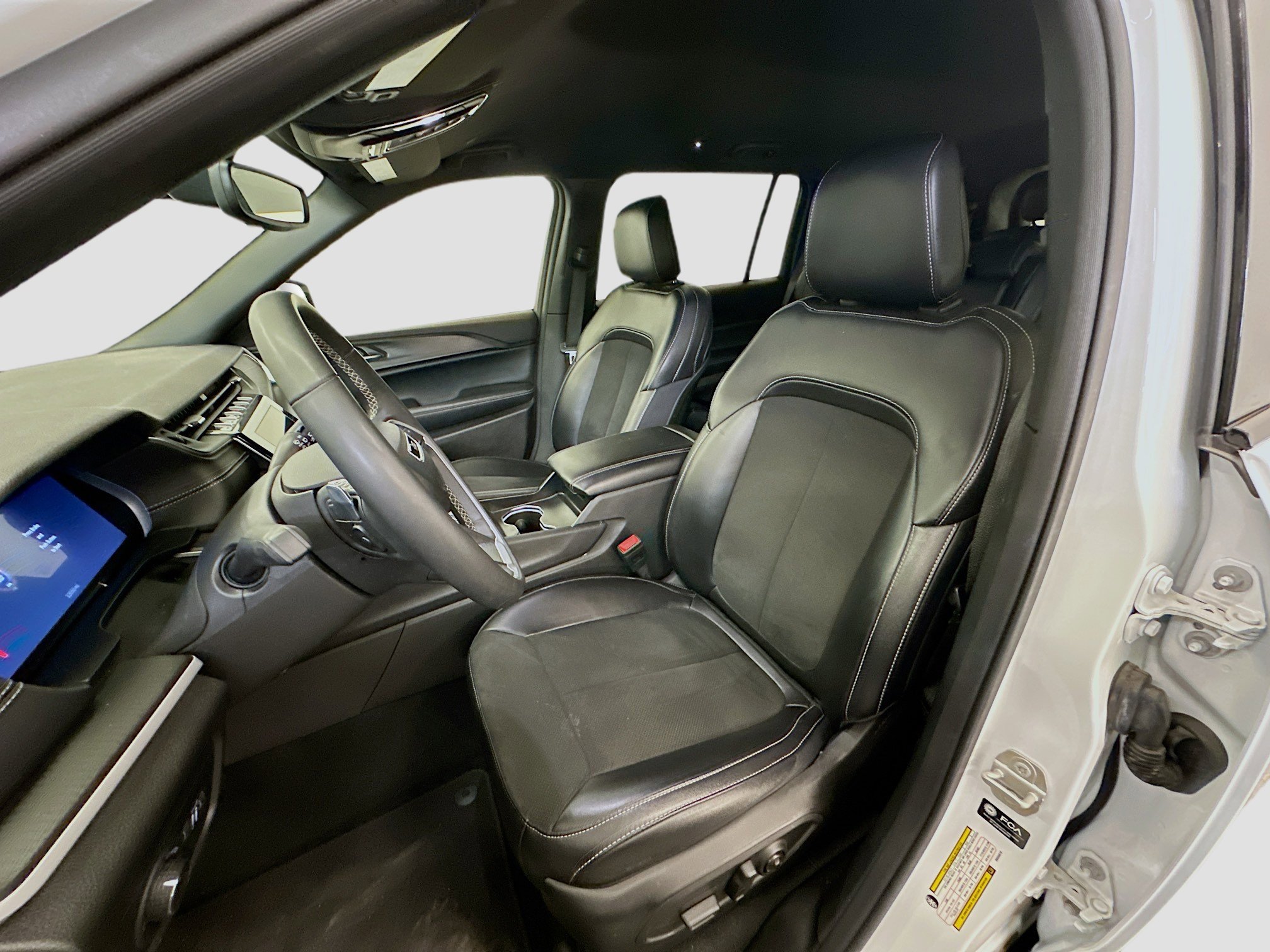 Used 2024 Jeep Grand Cherokee L Laredo image 13