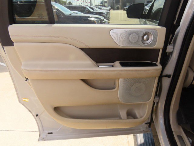 Used 2020 Lincoln Navigator L Reserve w/ Luxury Package image 18