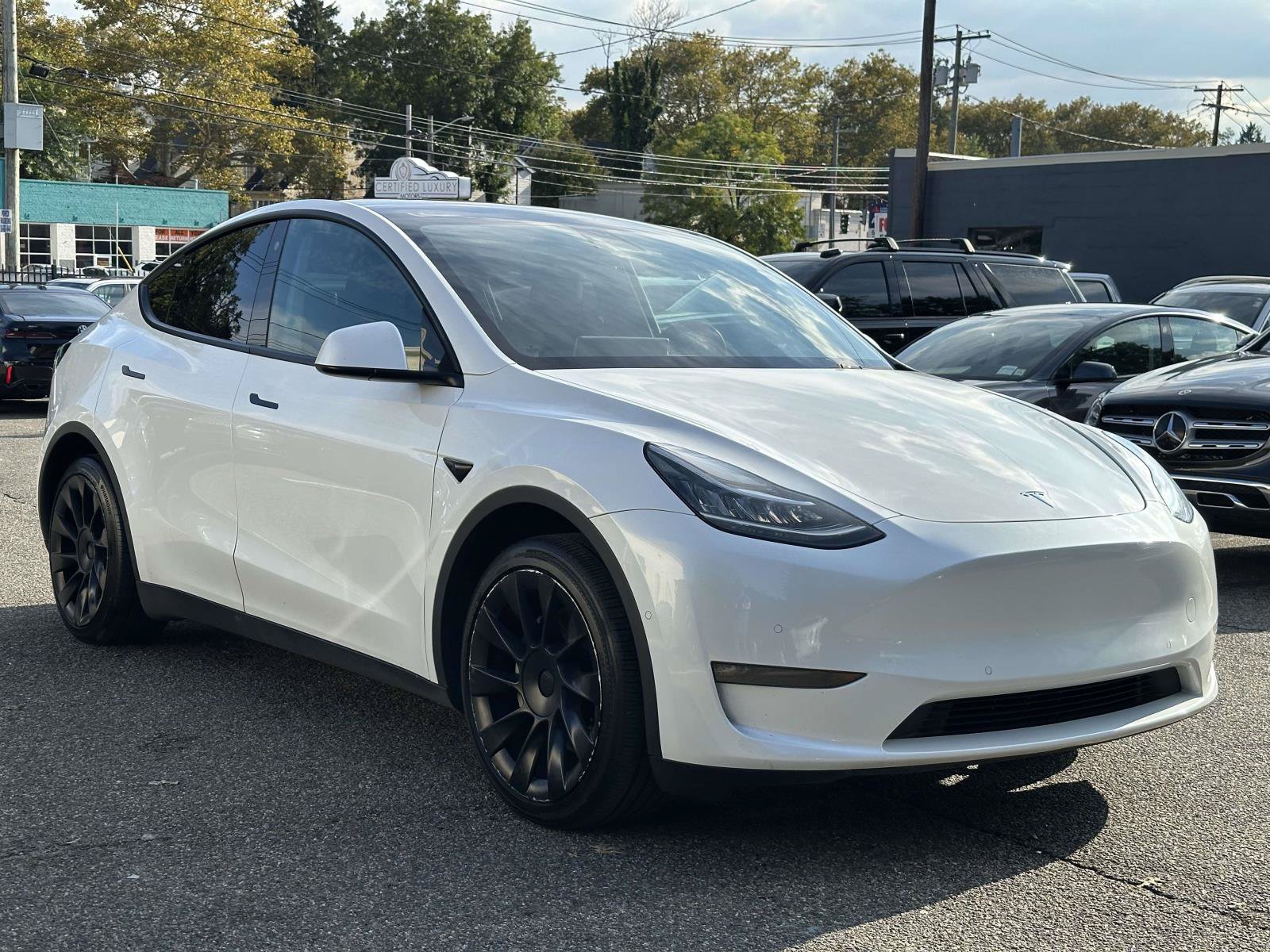 Used 2022 Tesla Model Y Long Range AWD/4WD image 1