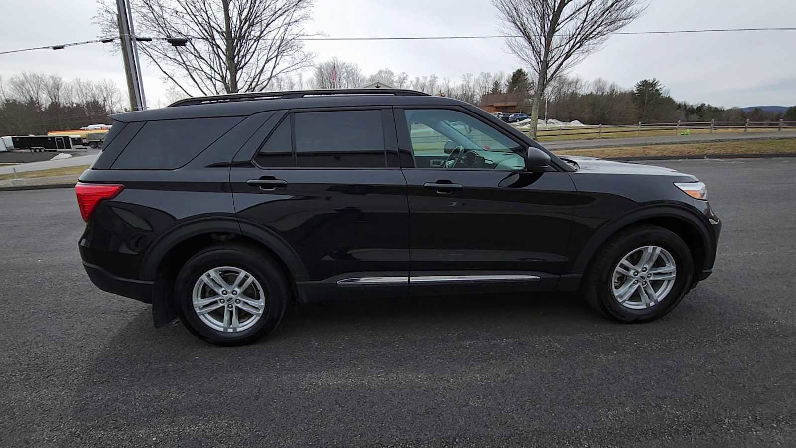 Used 2023 Ford Explorer XLT image 9
