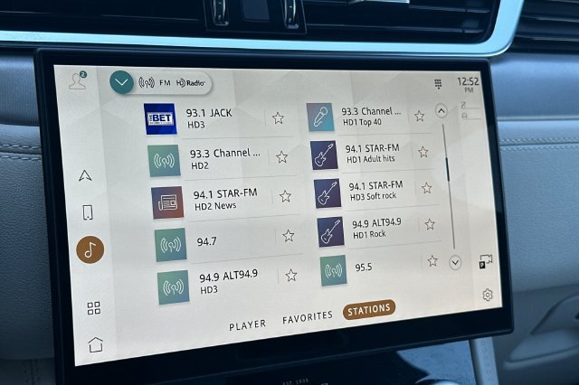 Certified 2025 Jaguar F-PACE R-Dynamic S AWD/4WD image 17