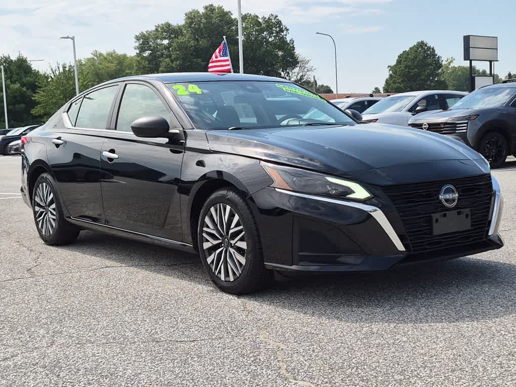 Used 2024 Nissan Altima 2.5 SV FWD image 2