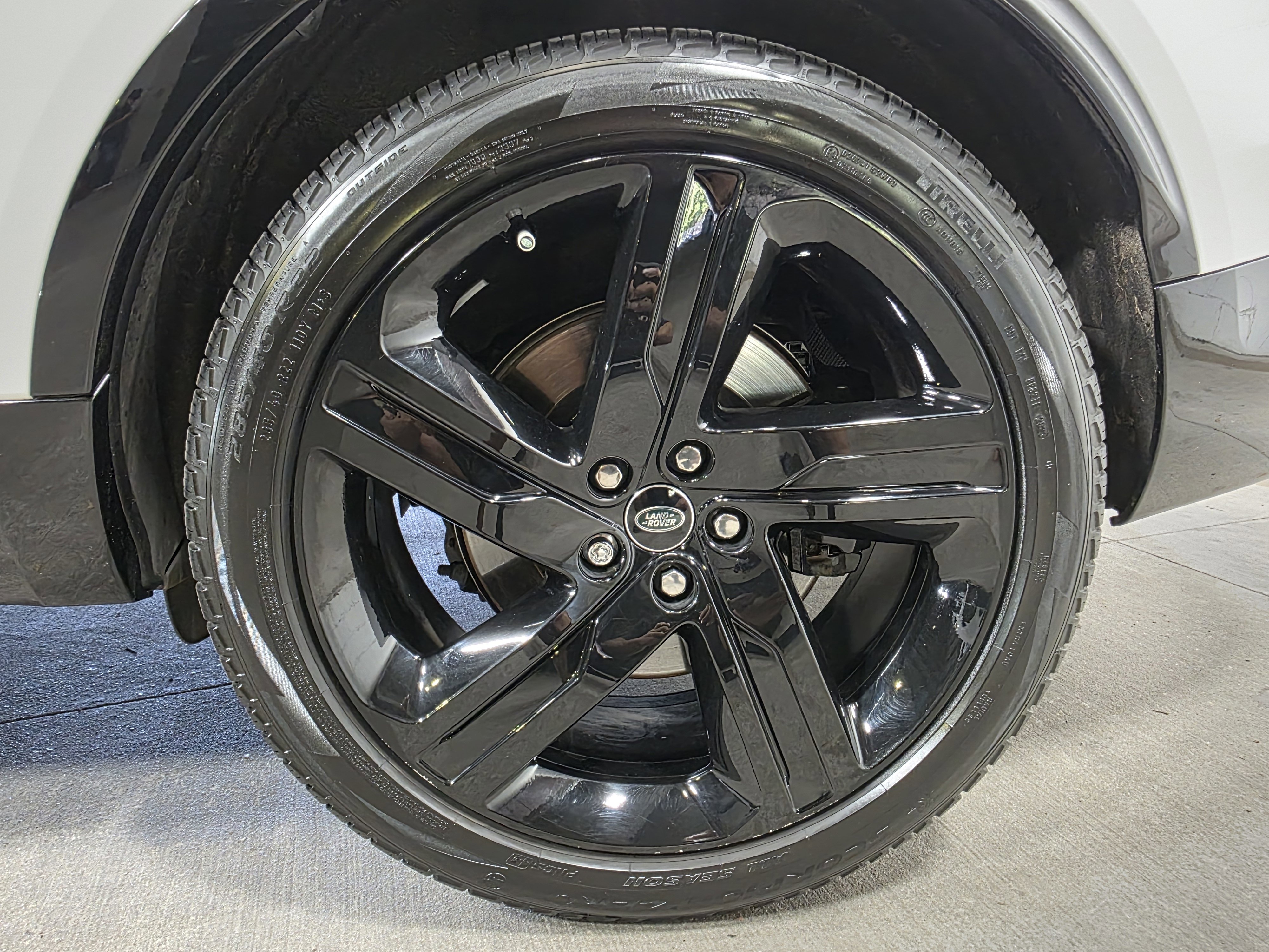 Used 2024 Land Rover Discovery Metropolitan Edition image 12