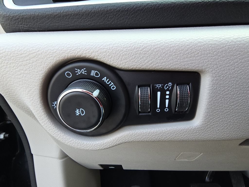 Used 2023 Chrysler Pacifica Touring-L FWD image 20