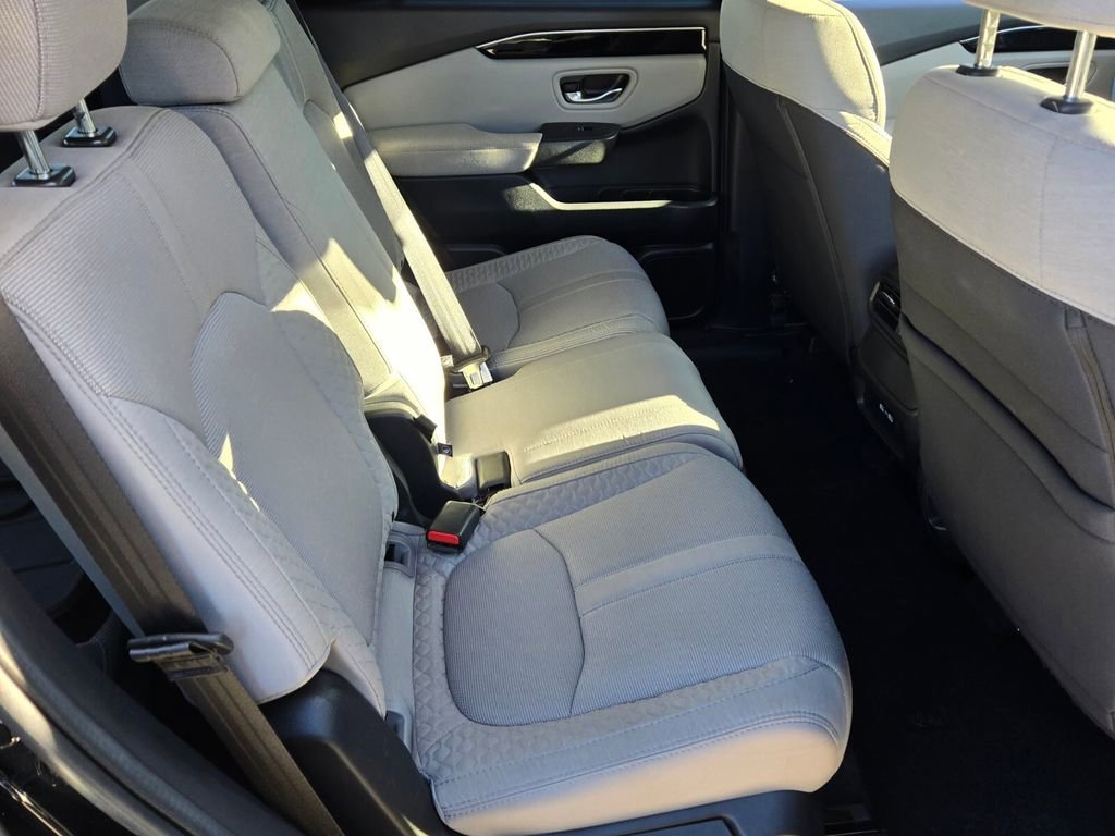 Used 2023 Honda Pilot LX image 13