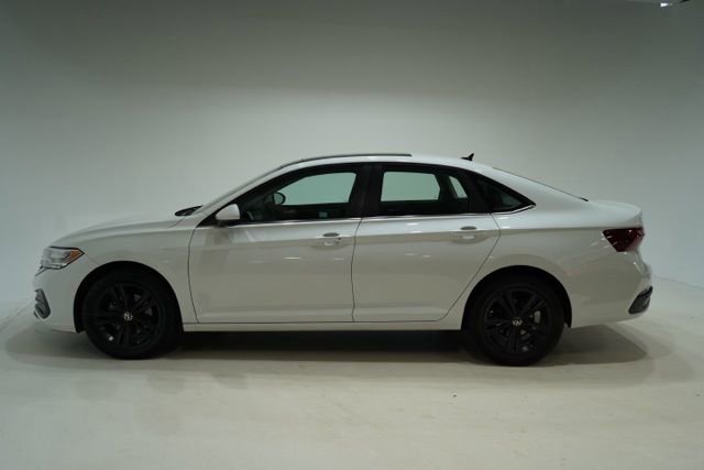 Used 2024 Volkswagen Jetta SE image 4