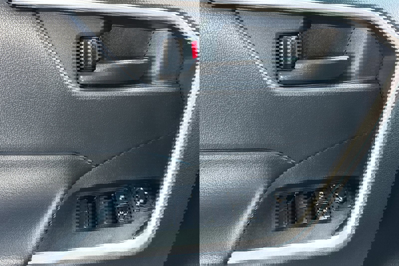 Used 2021 Toyota RAV4 LE AWD/4WD image 11