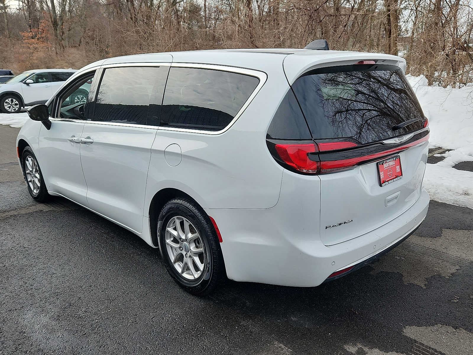 Used 2024 Chrysler Pacifica Touring-L FWD image 6