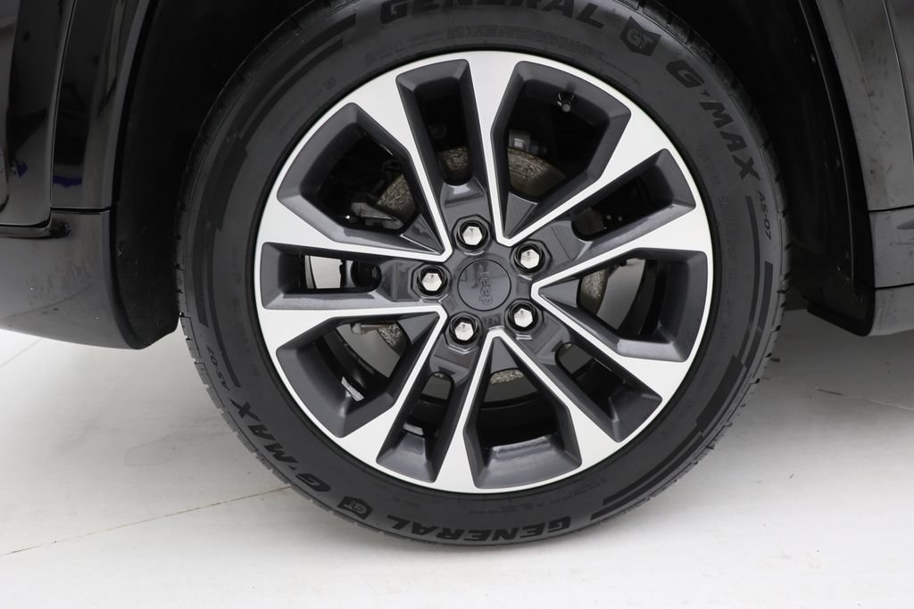 Used 2023 Jeep Grand Cherokee Overland w/ Luxury Tech Group IV AWD/4WD image 9