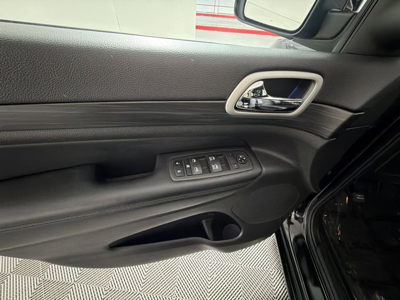 Used 2022 Jeep Grand Cherokee Laredo X image 15