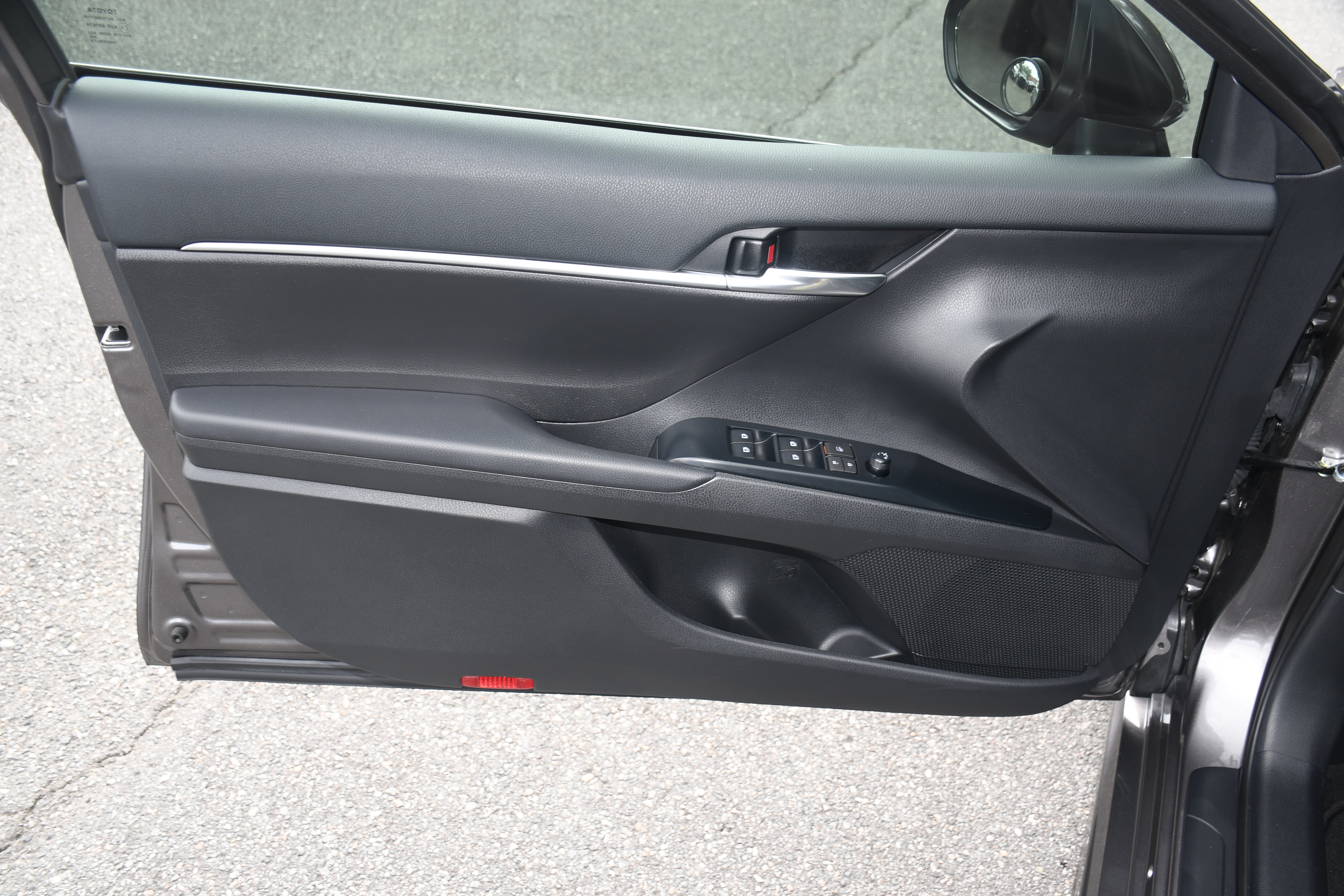 Used 2020 Toyota Camry SE w/ Convenience Package FWD image 9