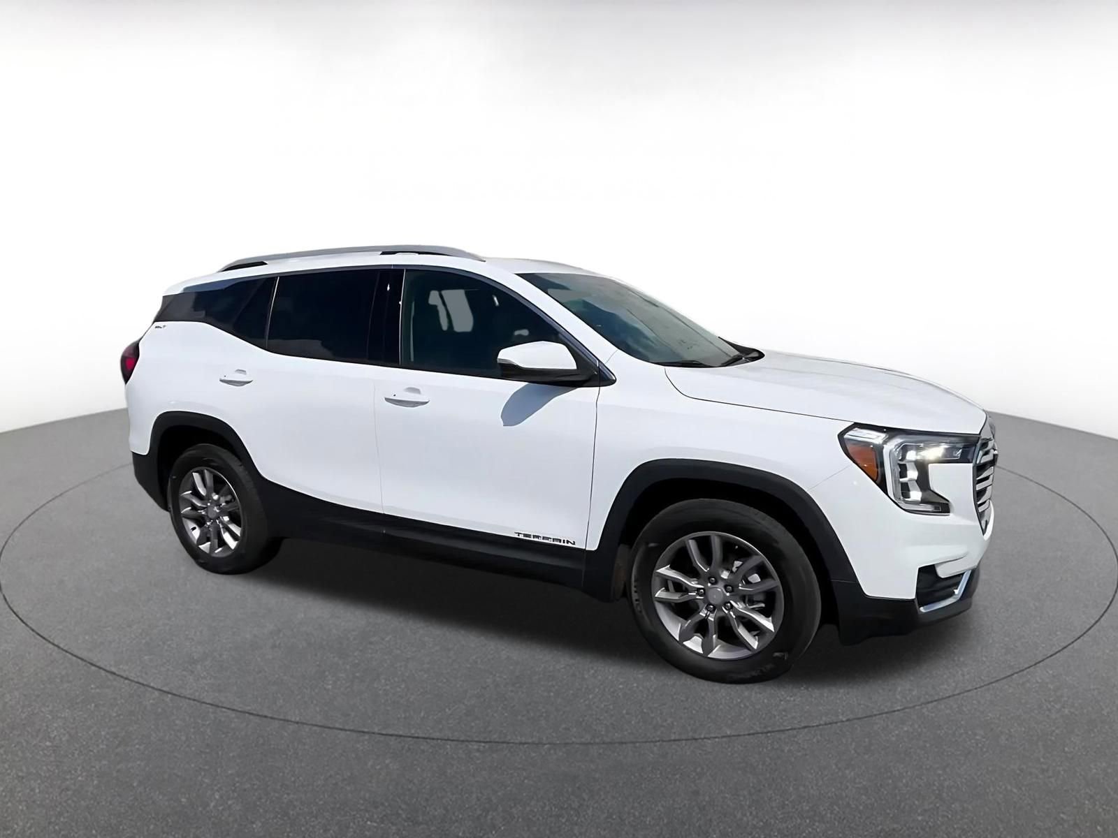 Used 2024 GMC Terrain SLT AWD/4WD image 2