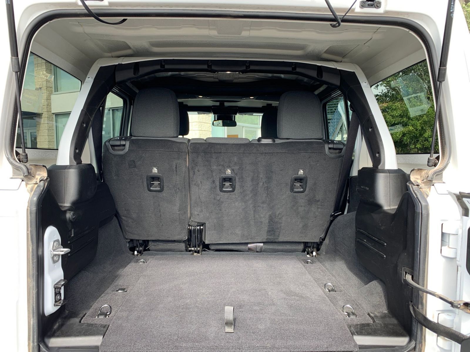 Used 2025 Jeep Wrangler Sahara image 30