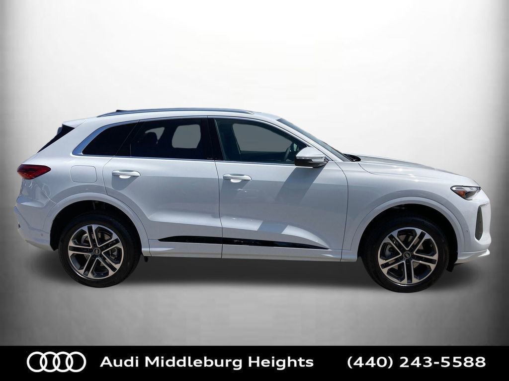 Used 2025 Audi Q5 Premium w/ Convenience Package image 5