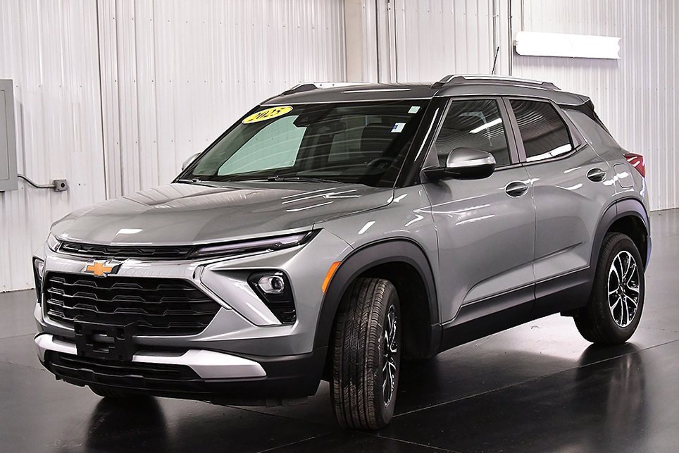 Used 2025 Chevrolet TrailBlazer LT w/ LT Cold Weather Package image 3