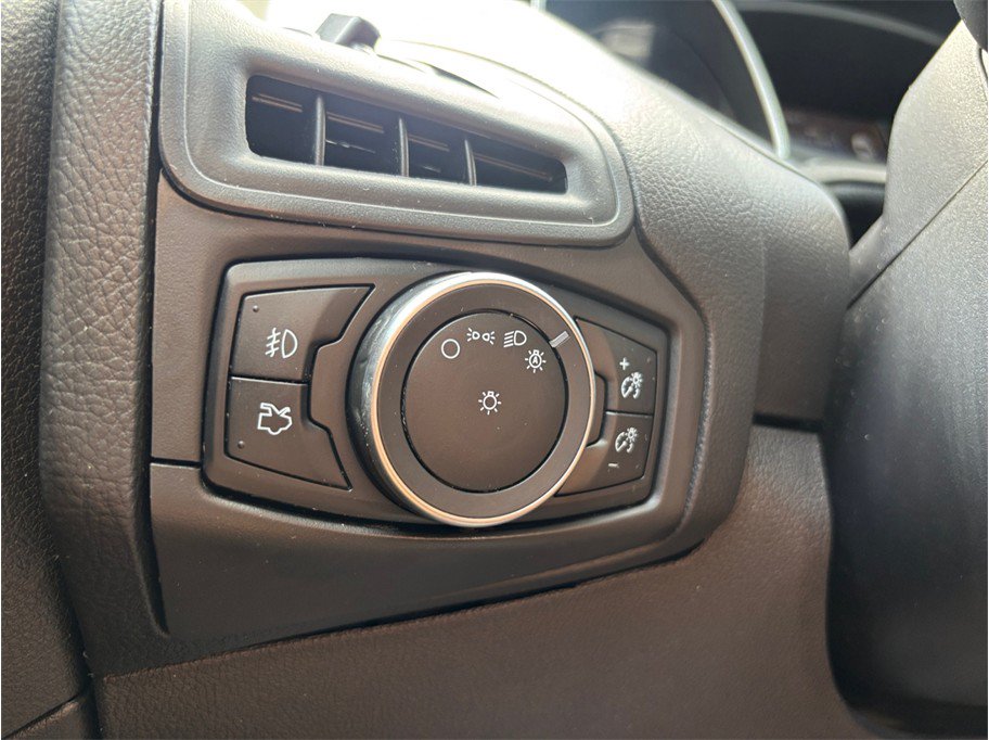 Used 2018 Ford Focus SE w/ SE Appearance Package FWD image 24