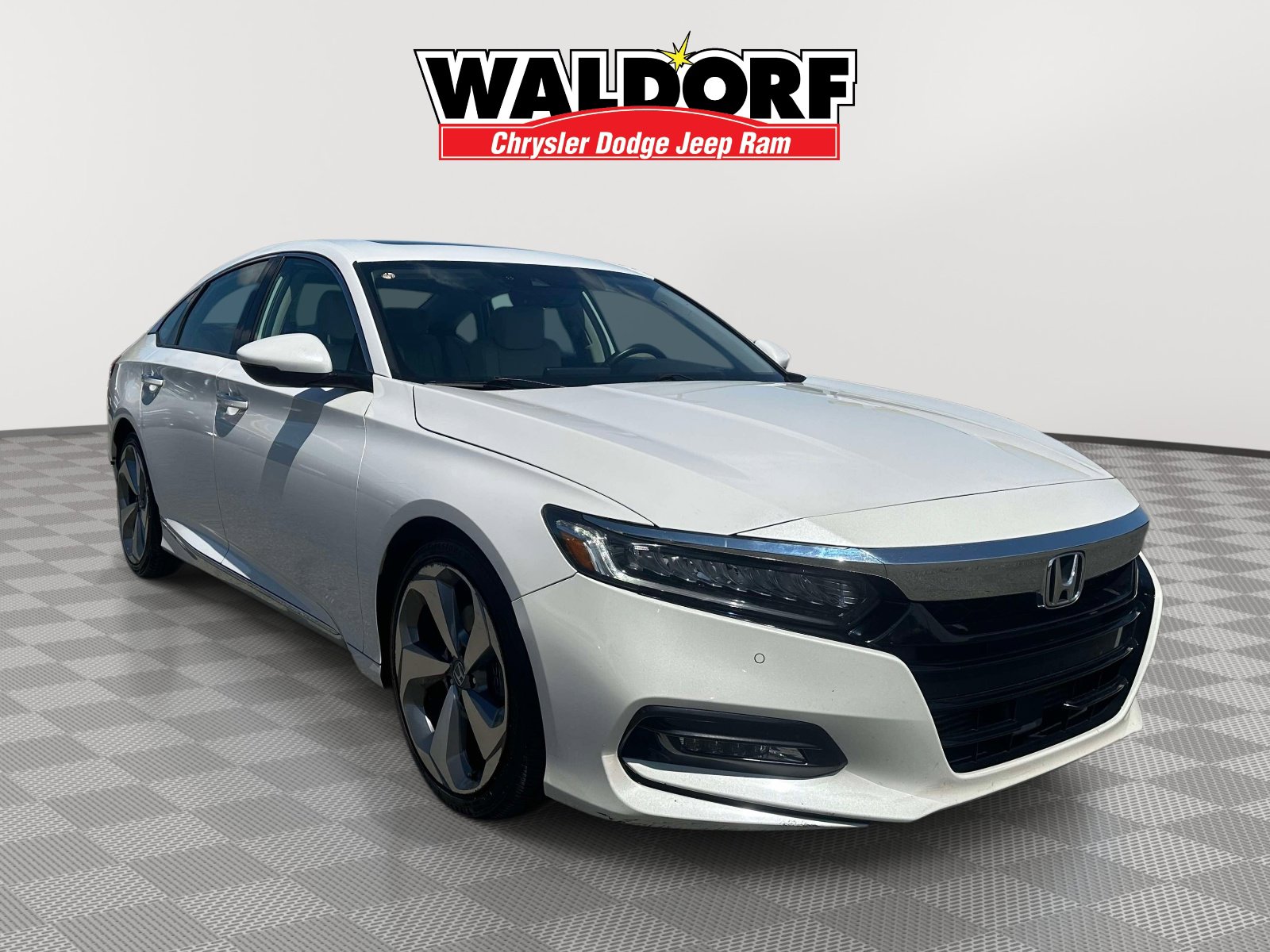 Used 2018 Honda Accord Touring image 1