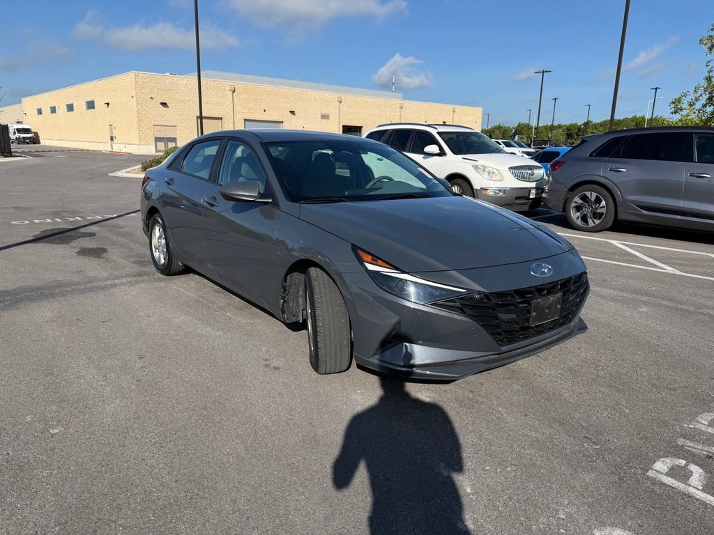 Certified 2023 Hyundai Elantra SE w/ Preferred Accessory Package FWD image 3