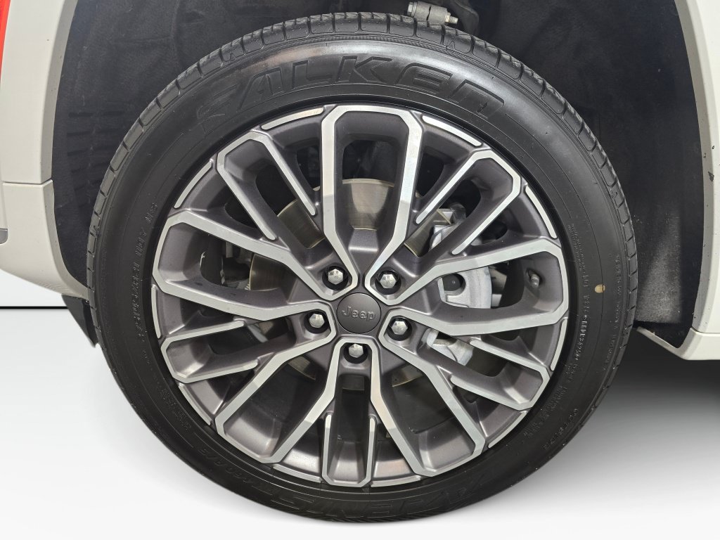 Used 2023 Jeep Grand Cherokee L Summit AWD/4WD image 10