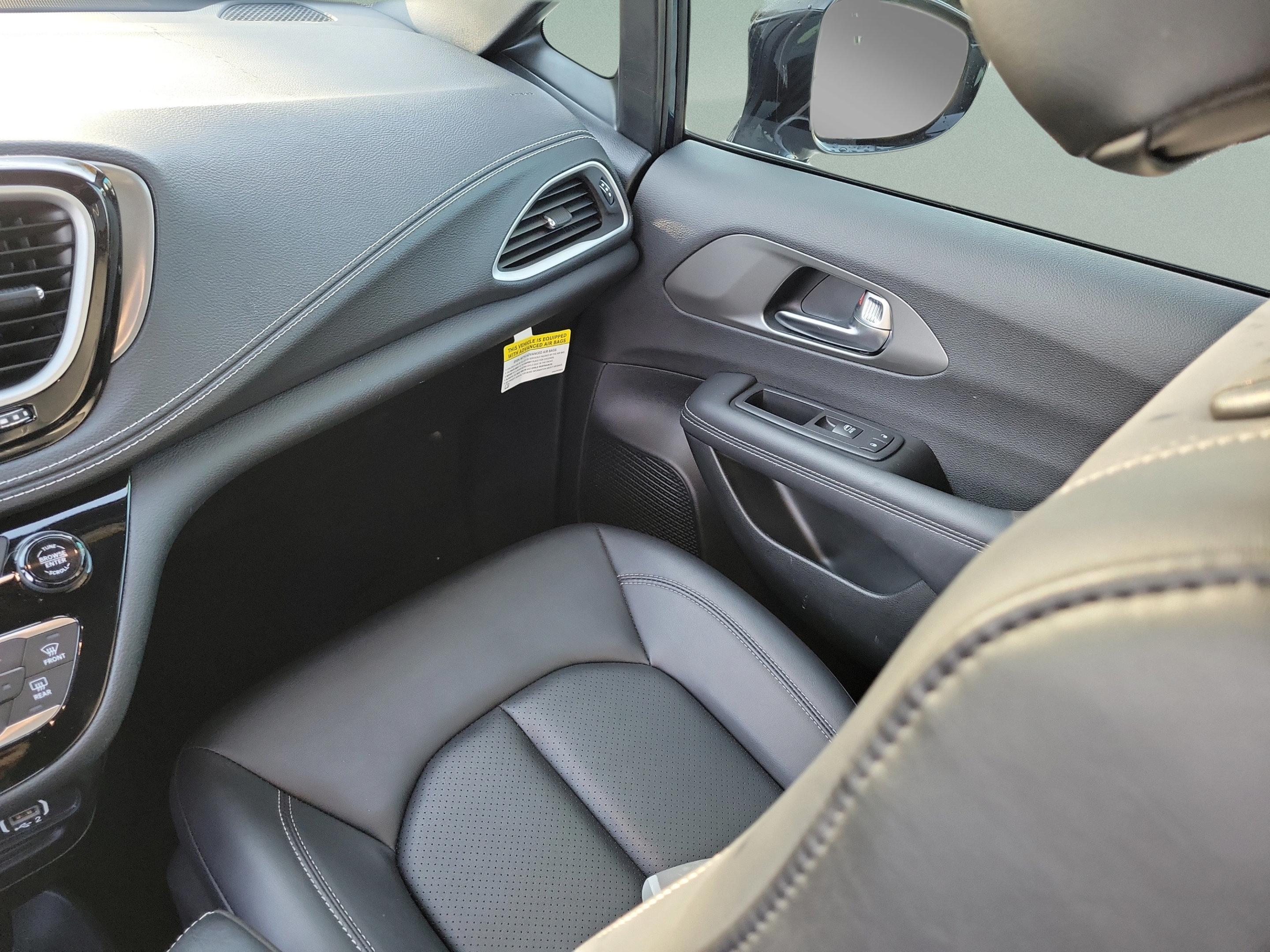 Used 2025 Chrysler Pacifica Select FWD image 13