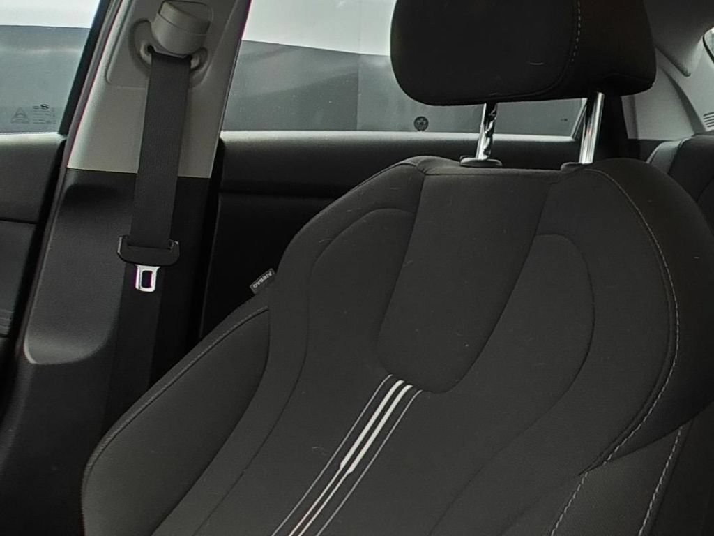 Used 2023 Hyundai Elantra SEL w/ Preferred Accessory Package FWD image 9