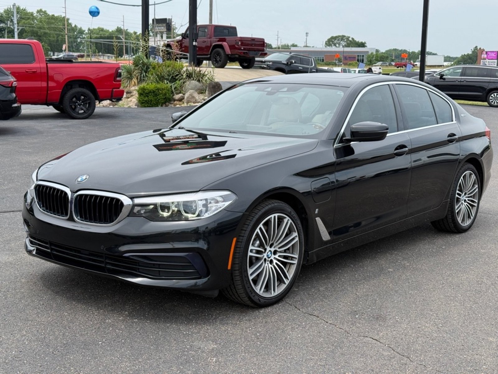 Used 2019 BMW 530e xDrive w/ Convenience Package AWD/4WD image 4