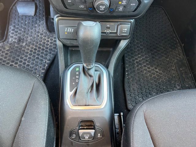 Used 2023 Jeep Renegade Latitude AWD/4WD image 17
