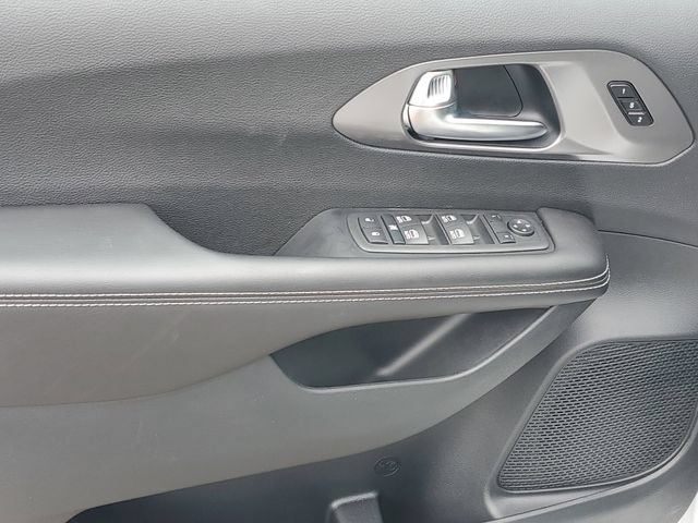 New 2026 Chrysler Pacifica Select w/ S Appearance Package FWD image 16
