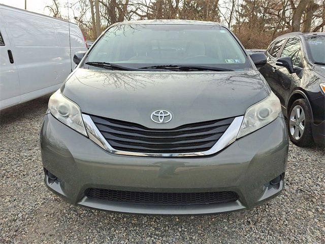 Used 2014 Toyota Sienna LE image 2