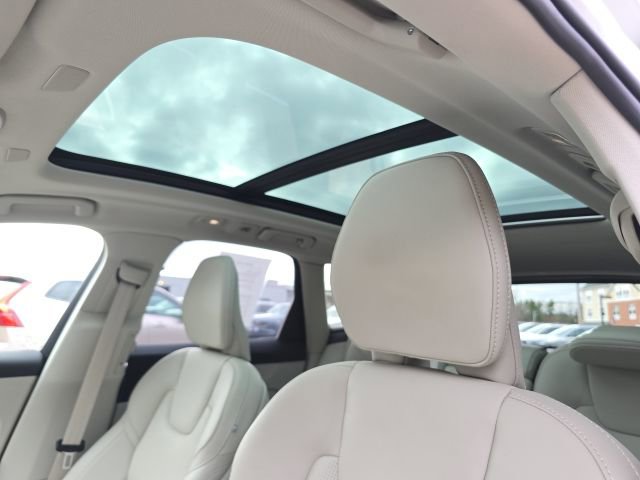 Certified 2023 Volvo XC60 B5 Ultimate w/ Climate Package image 21