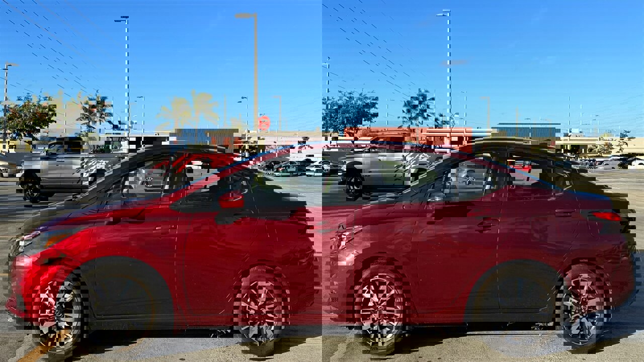 Used 2020 Nissan Versa SV image 2