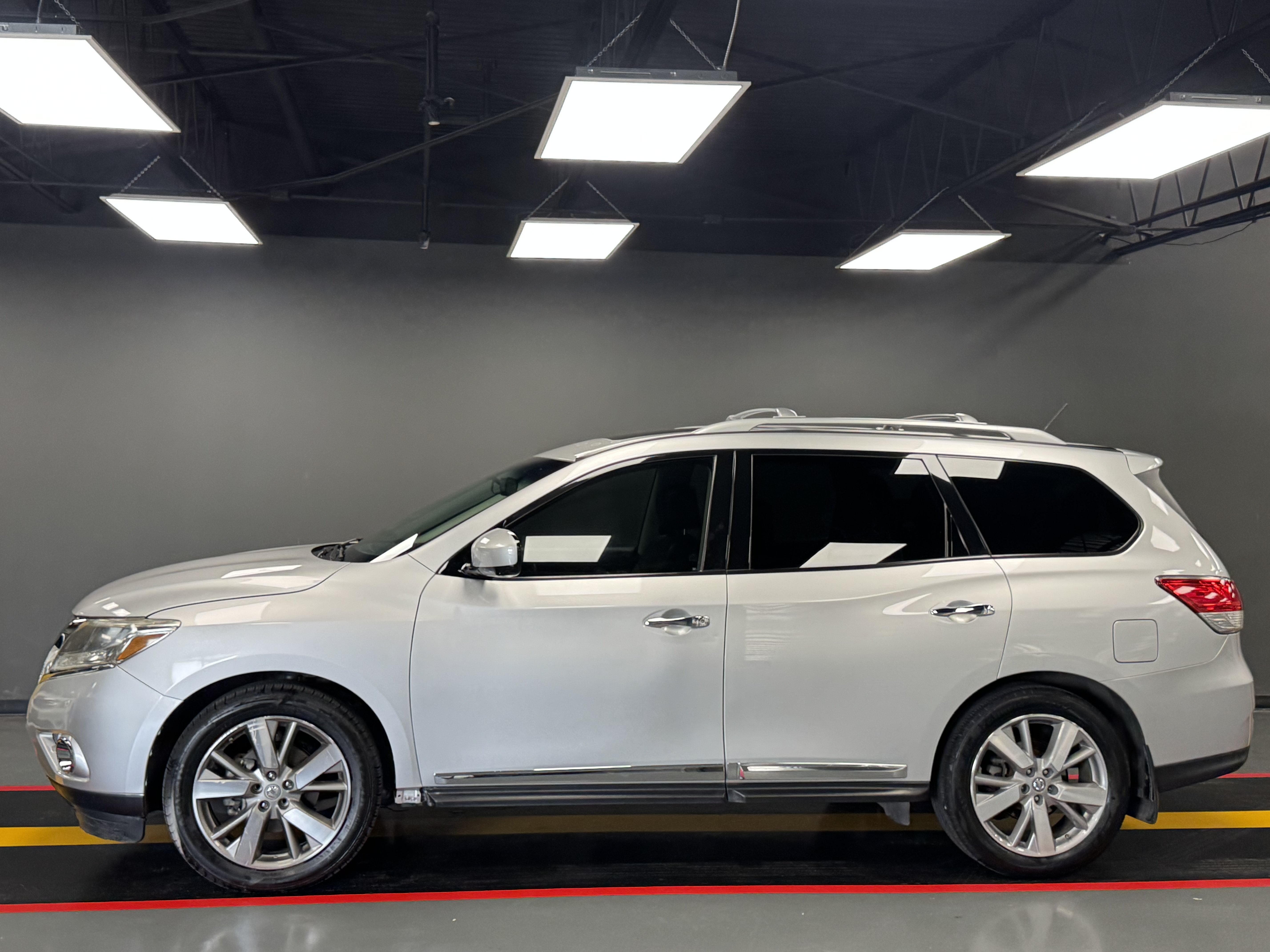 Used 2014 Nissan Pathfinder Platinum w/ Platinum Premium Package FWD image 3