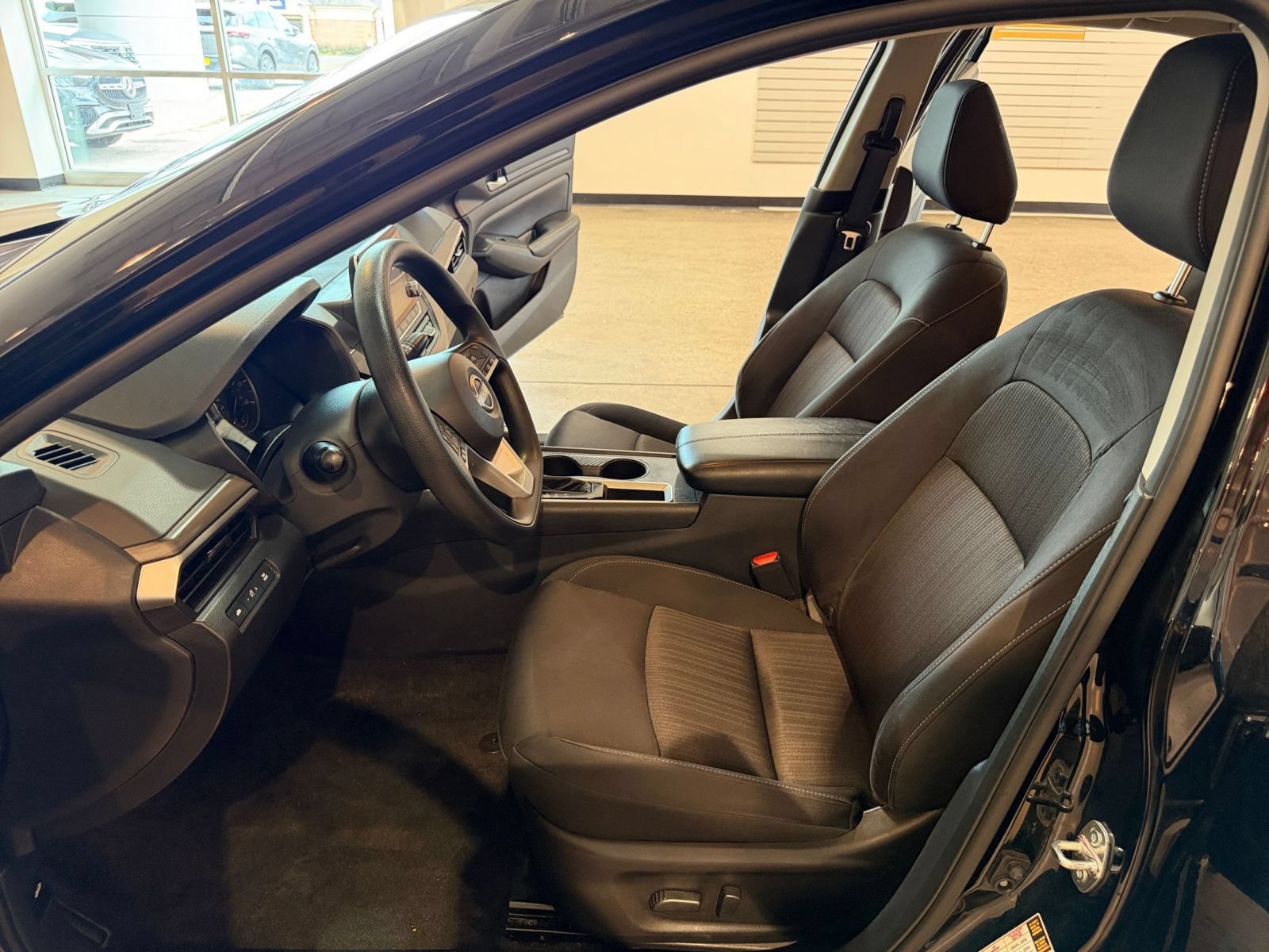 Used 2025 Nissan Altima 2.5 SV FWD image 25