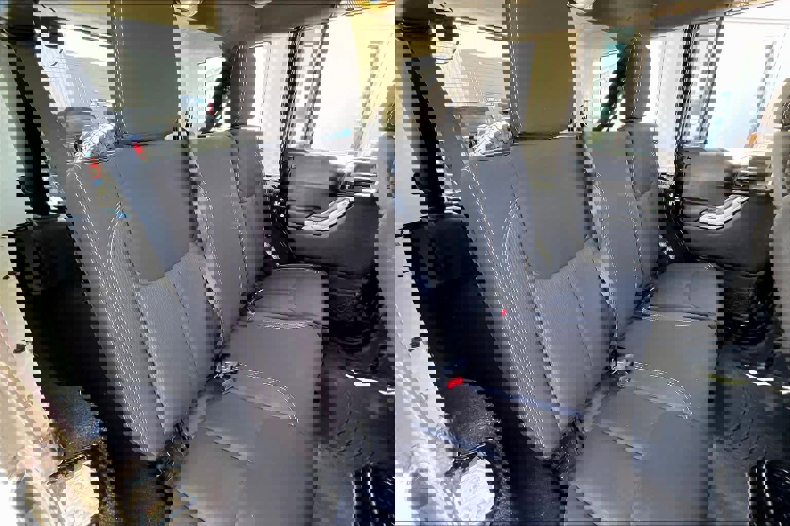 Used 2016 Jeep Wrangler Unlimited Rubicon w/ Connectivity Group image 19