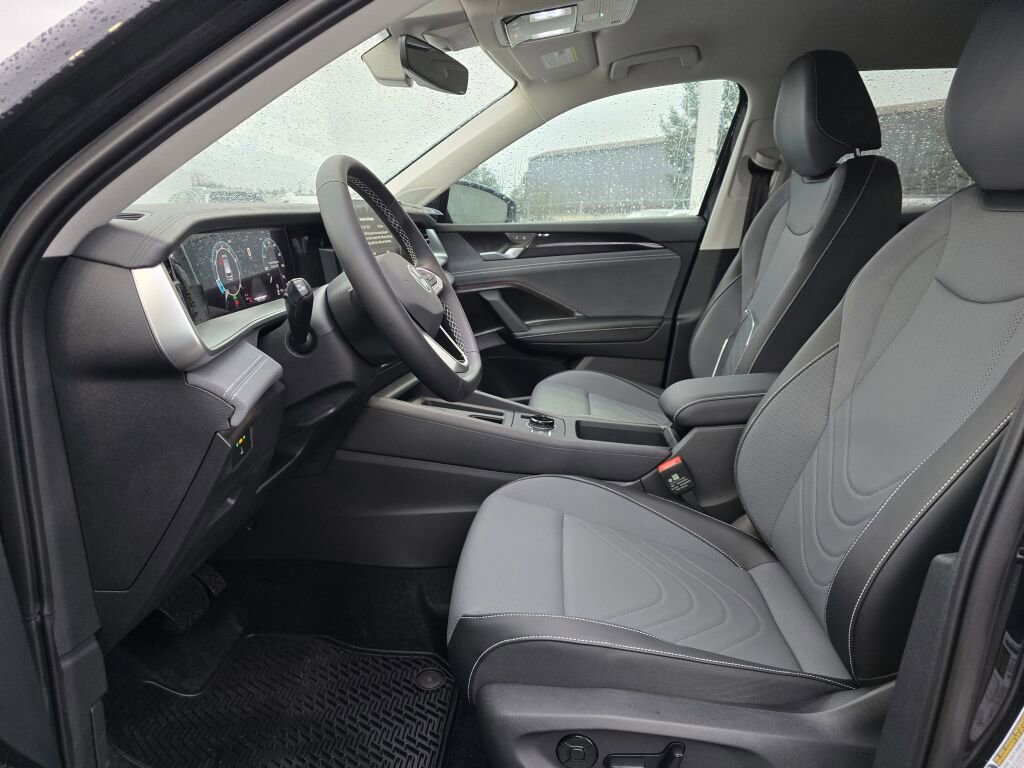 New 2026 Volkswagen Tiguan SE image 17