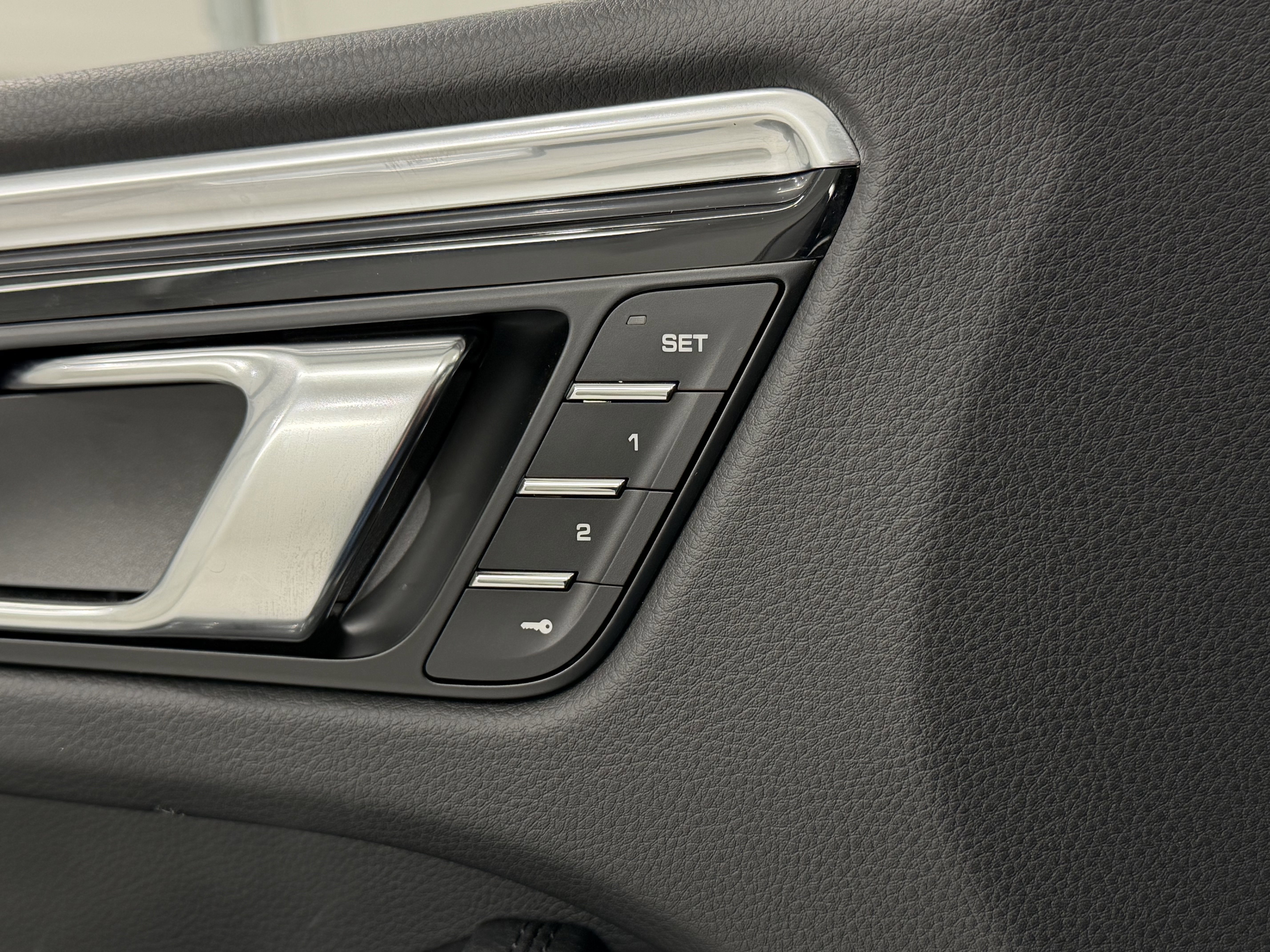 Certified 2025 Porsche Macan image 30