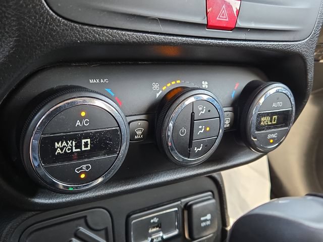 Used 2017 Jeep Renegade Latitude w/ Popular Equipment Group FWD image 15